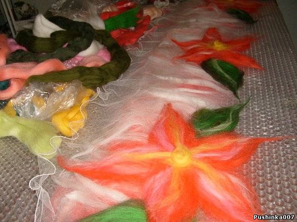 Валяный шарф с цветами